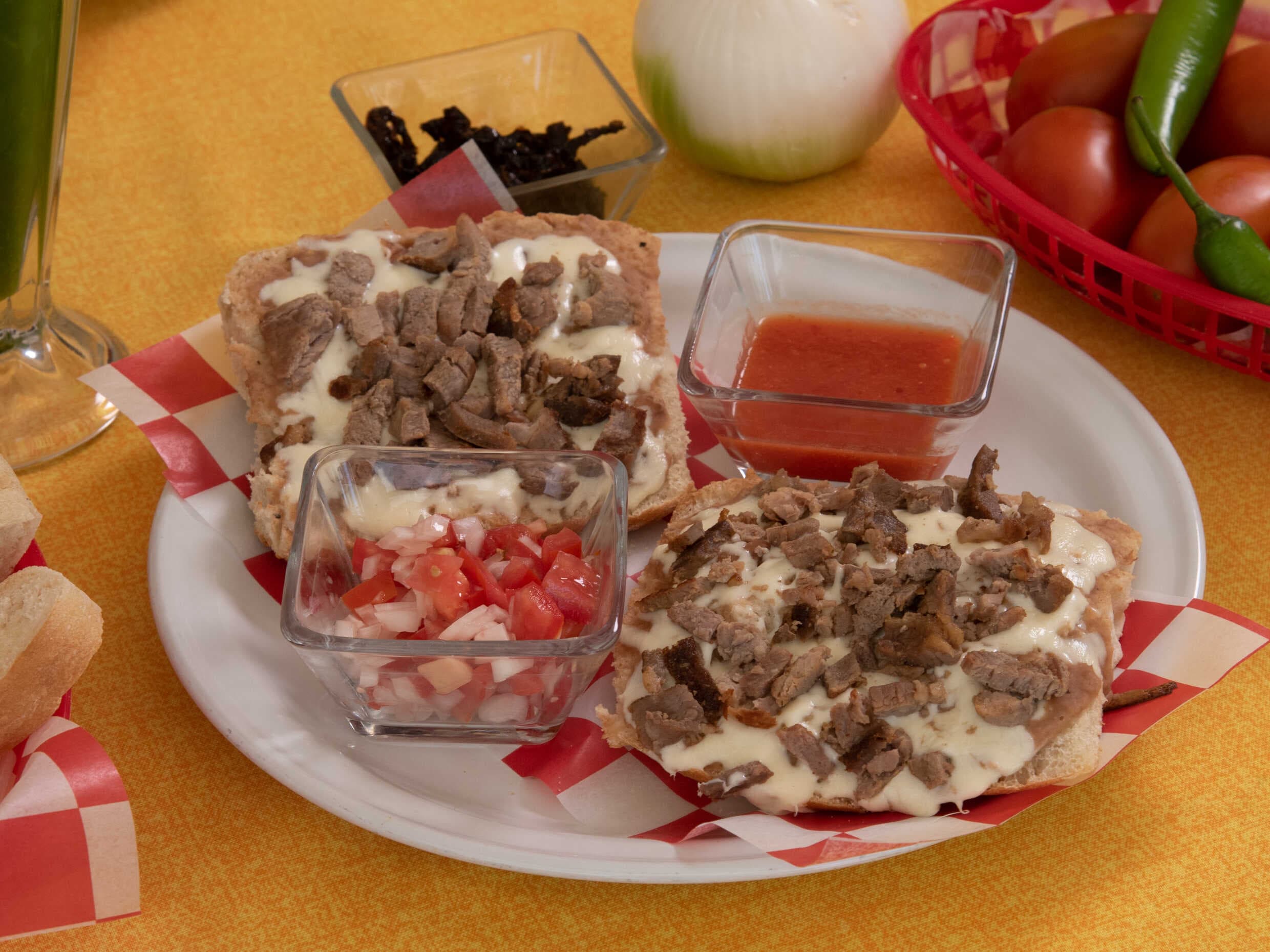 Molletes con Carne