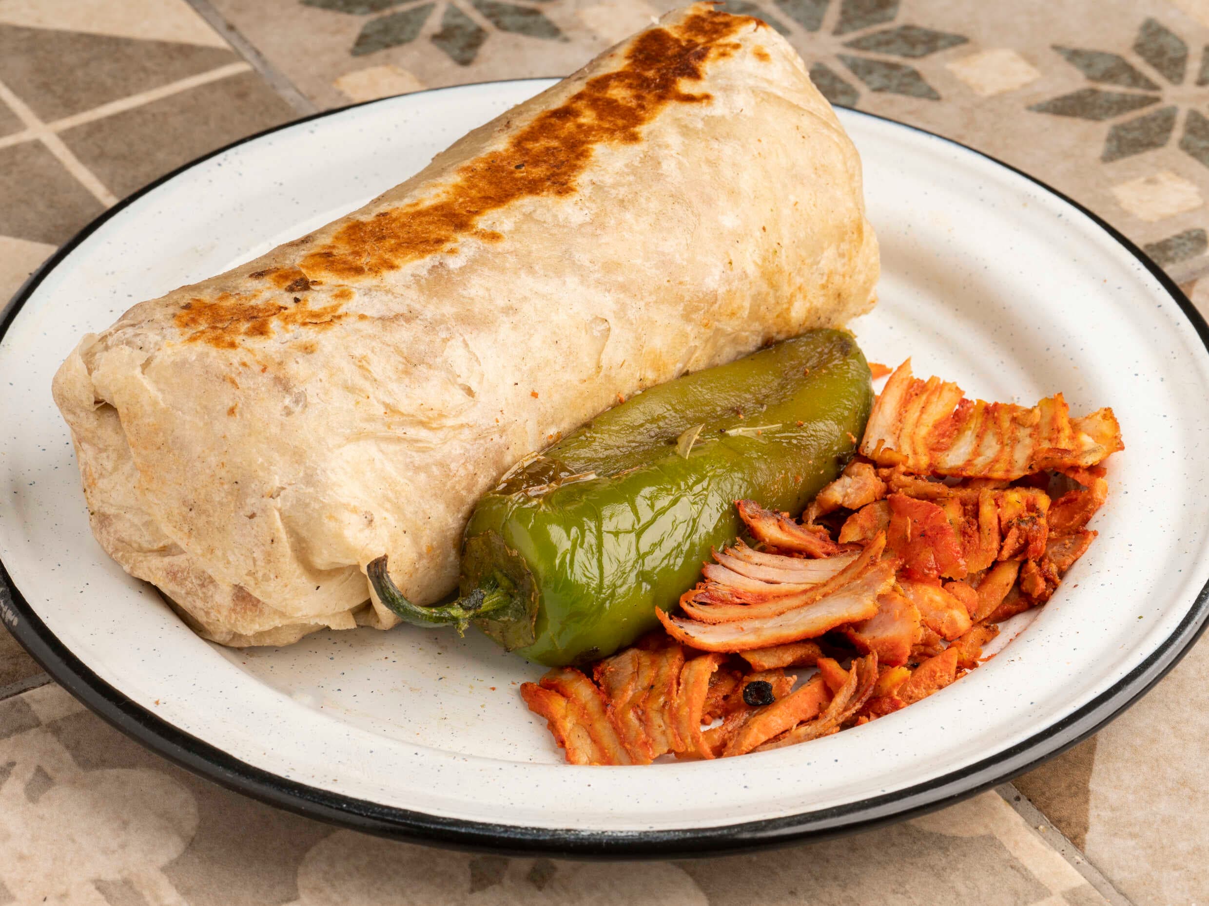 Burrito con tortilla de 30 cm , Incluye bebida.