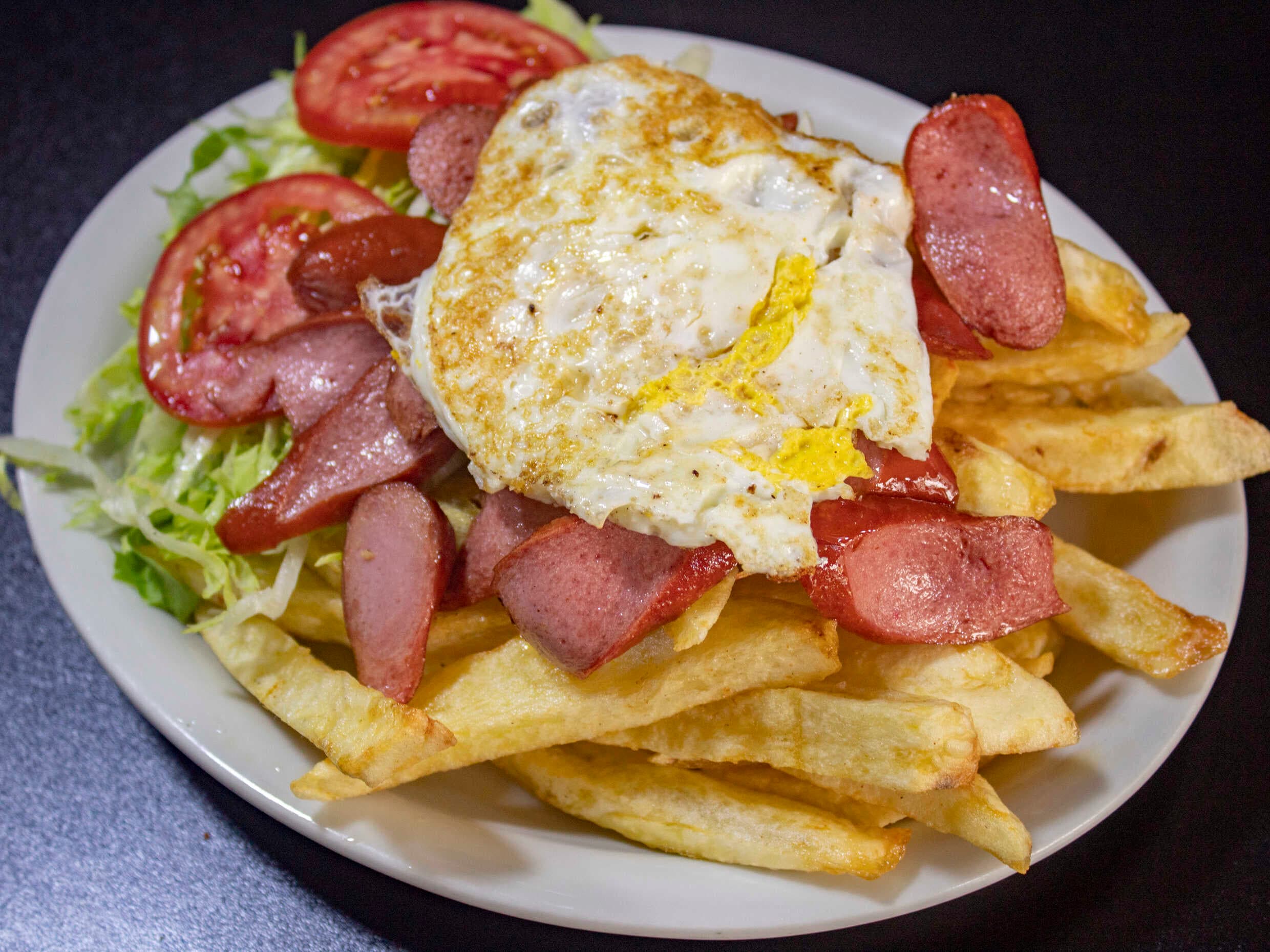 Salchipapa con Huevo
