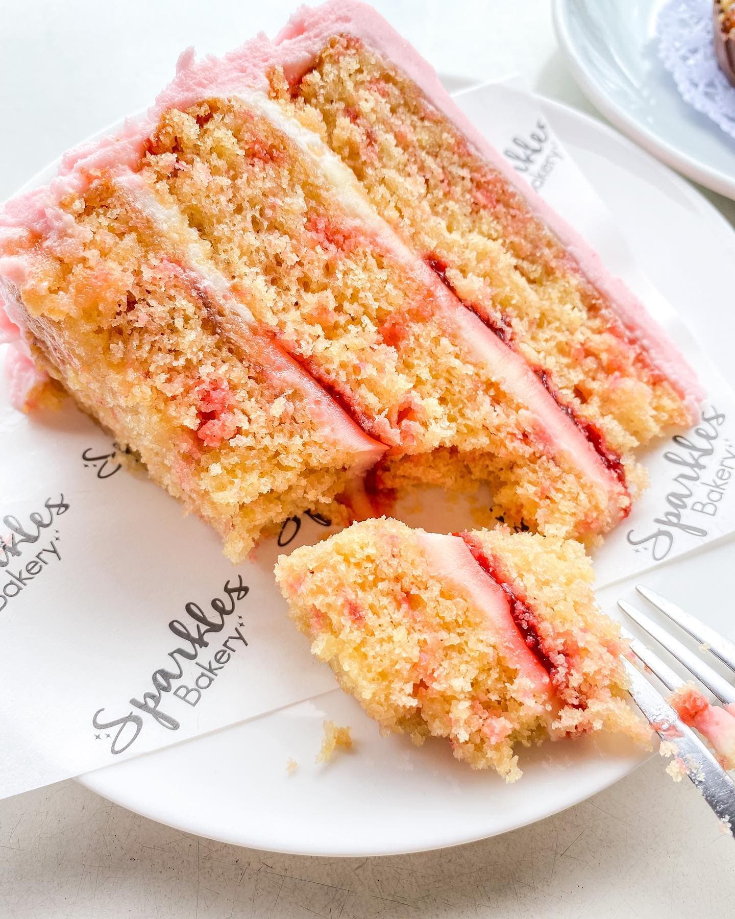 Porción de Queque Funfetti de Fresa con Chocolate