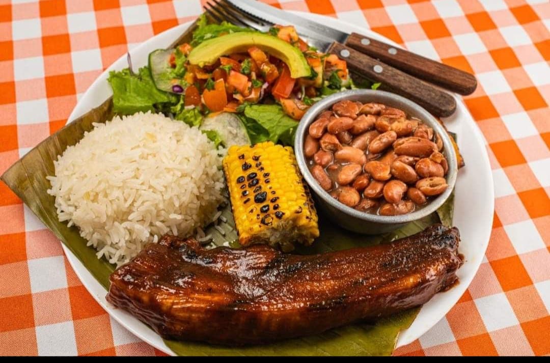 Casado con Costilla con Salsa BBQ