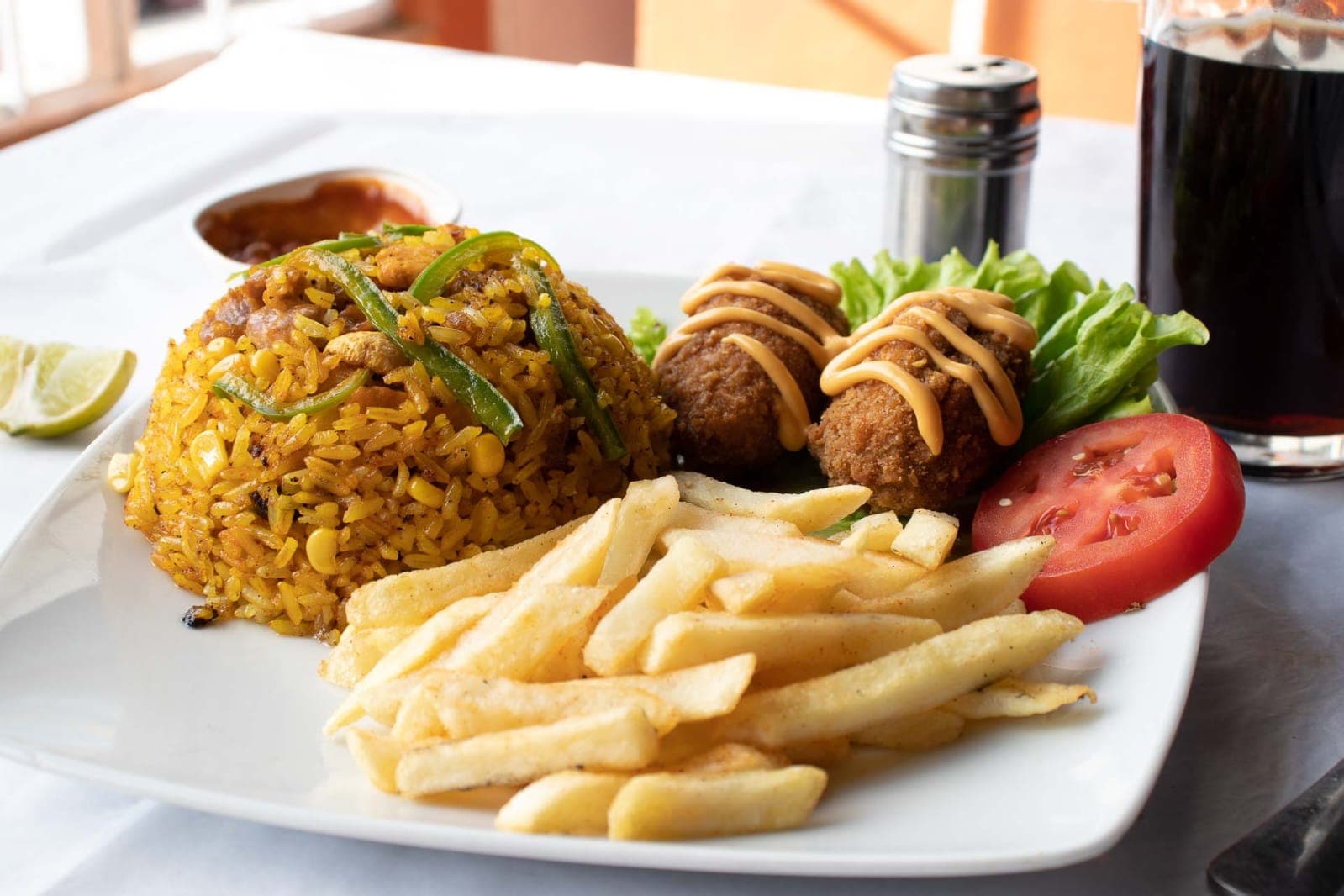 Arroz Paisa + Croquetas de Pollo + Papas + Gaseosa