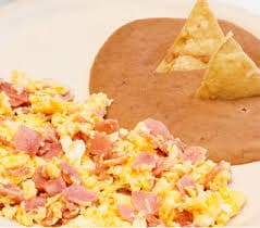 huevo revuelto con jamon o salchicha