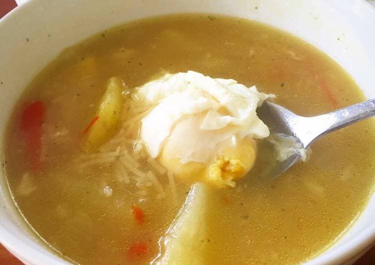 Consomé de Pollo con Huevos