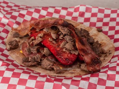 Salchicha Asada con Carne y Tocino