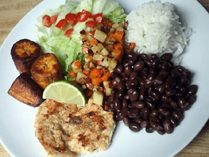 Casado con Bistec, Pollo o Filet.