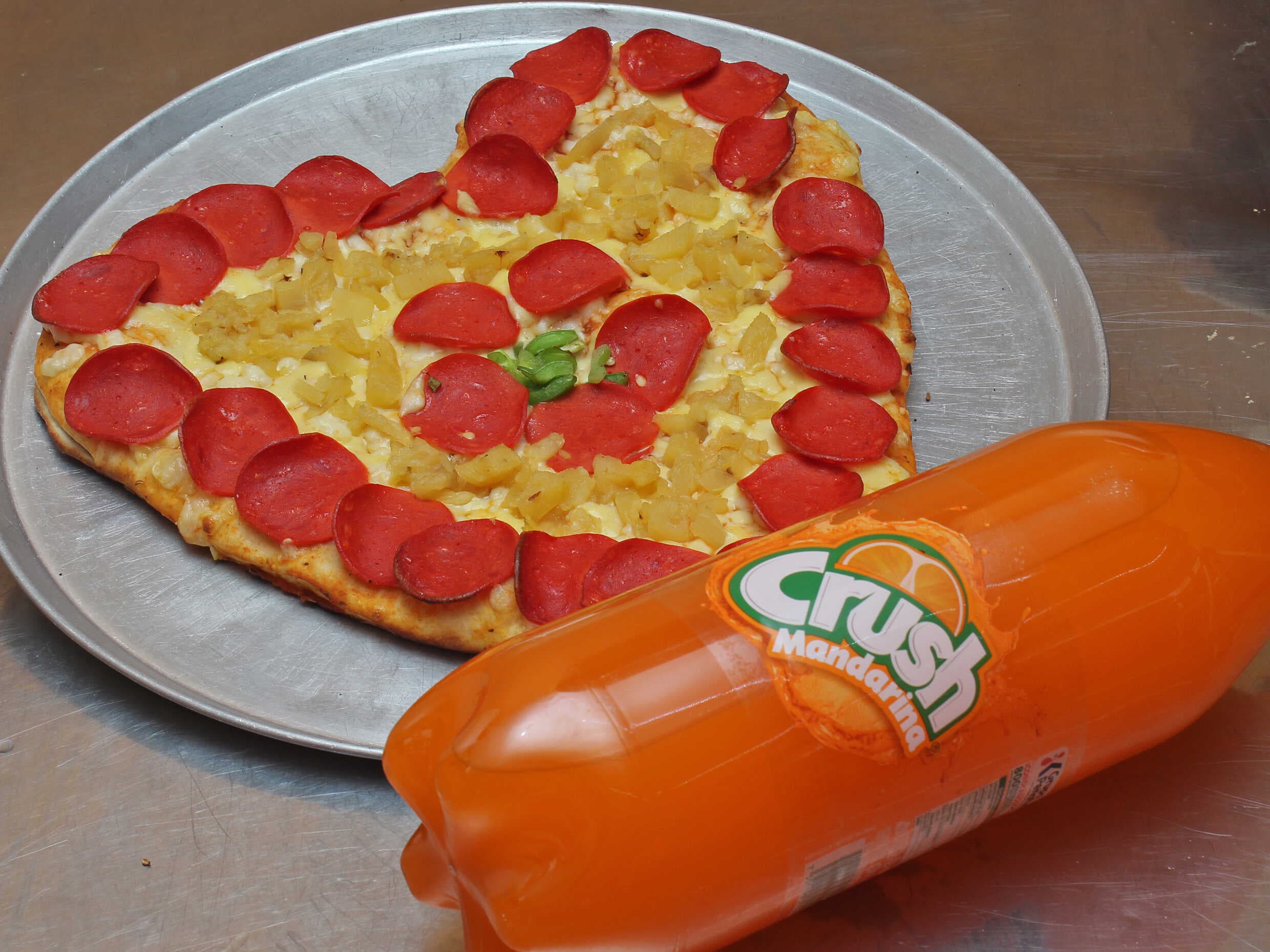 1 Pizza Corazón Mía, 2 Refrescos Chicos