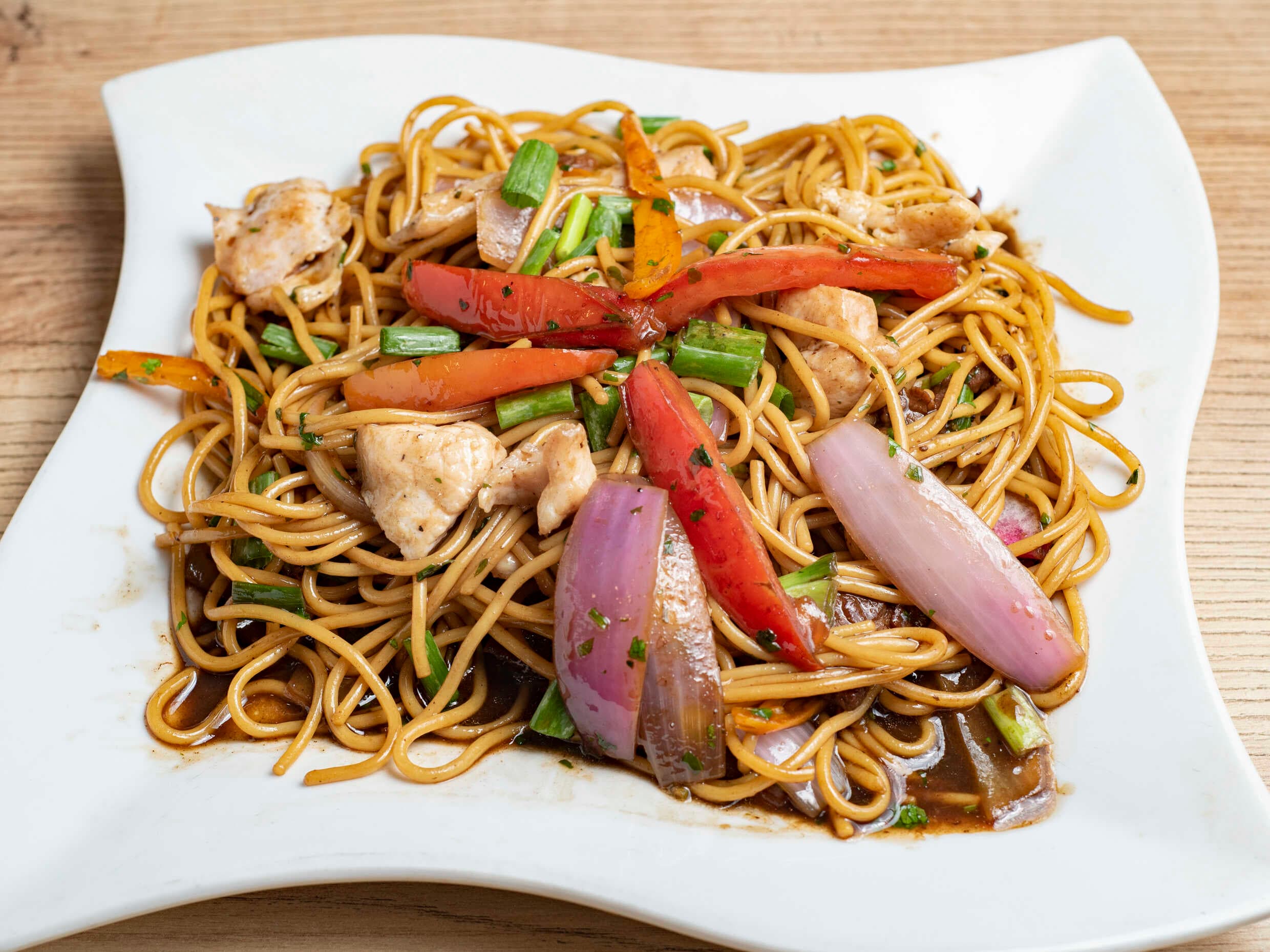 Tallarín Saltado de Pollo