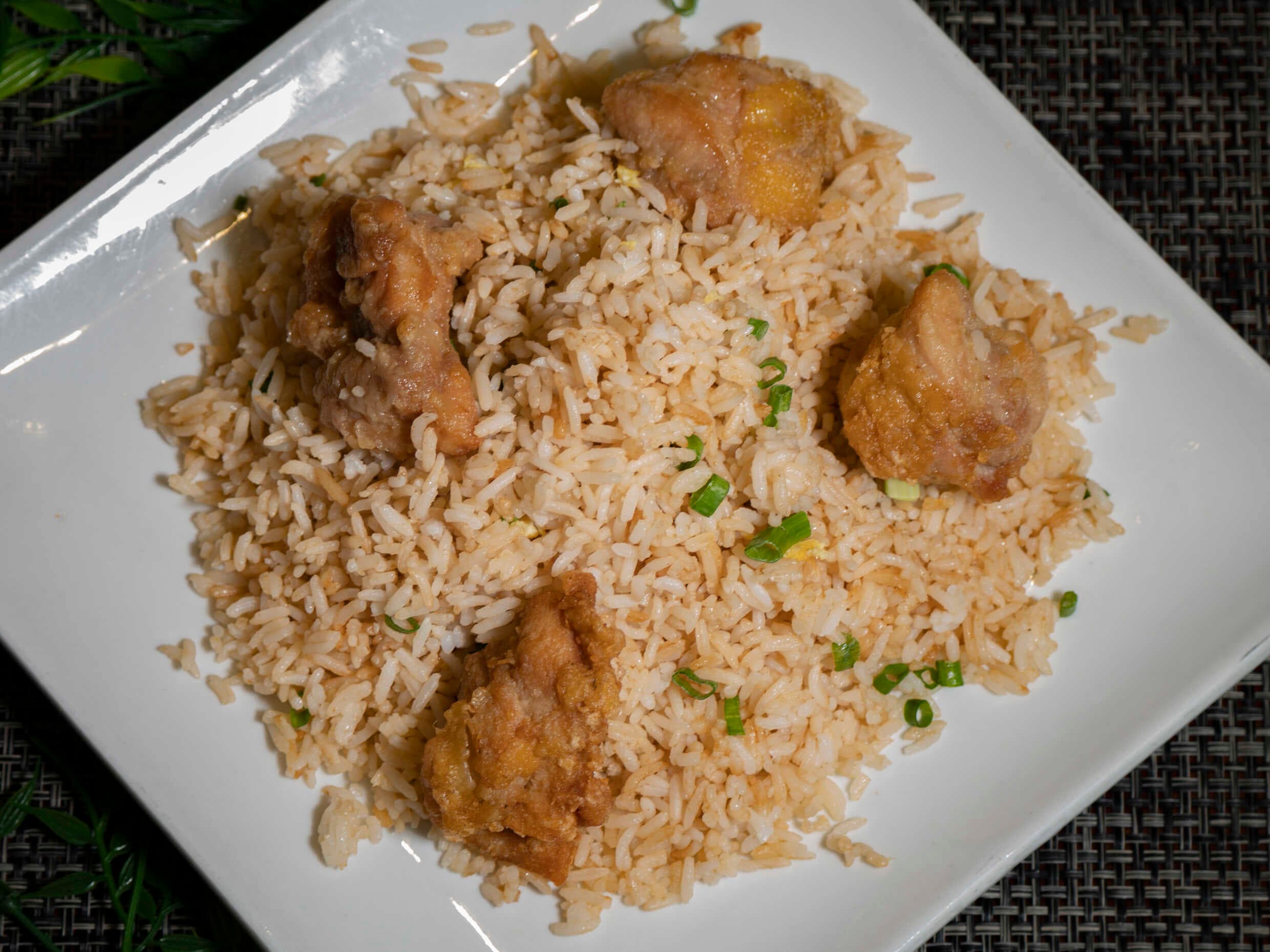 Chaufa con Trozos de Pollo