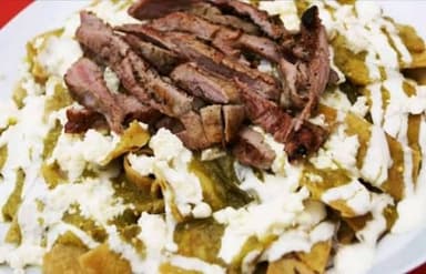 Chilaquiles con arrachera + Café + Galleta. Copiar