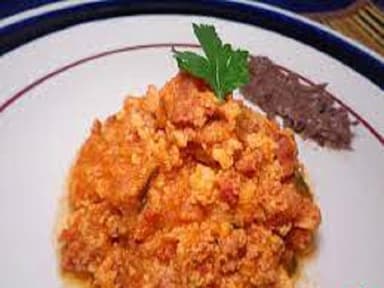 Huevos en Salsa Roja