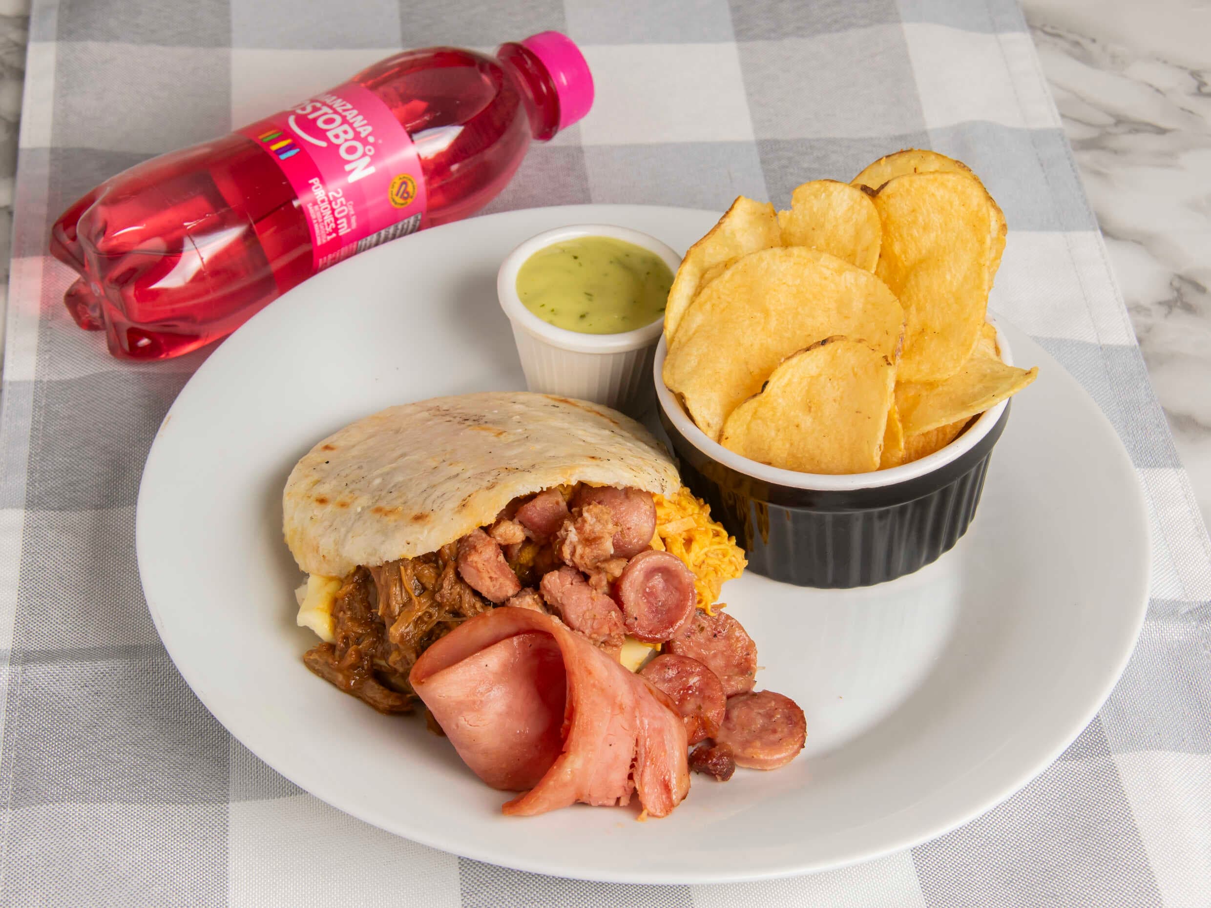 Combo Individual Arepa Todo Terreno, Papa + Bebida