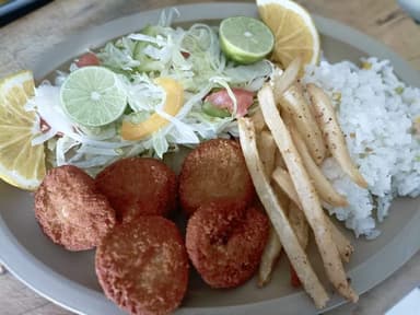 Nuggets con Papas, Arroz y Ensalada