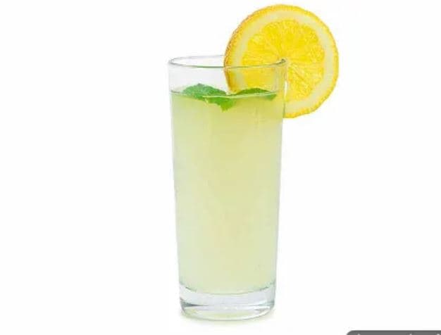 Jugo Natural en Agua de Fresa