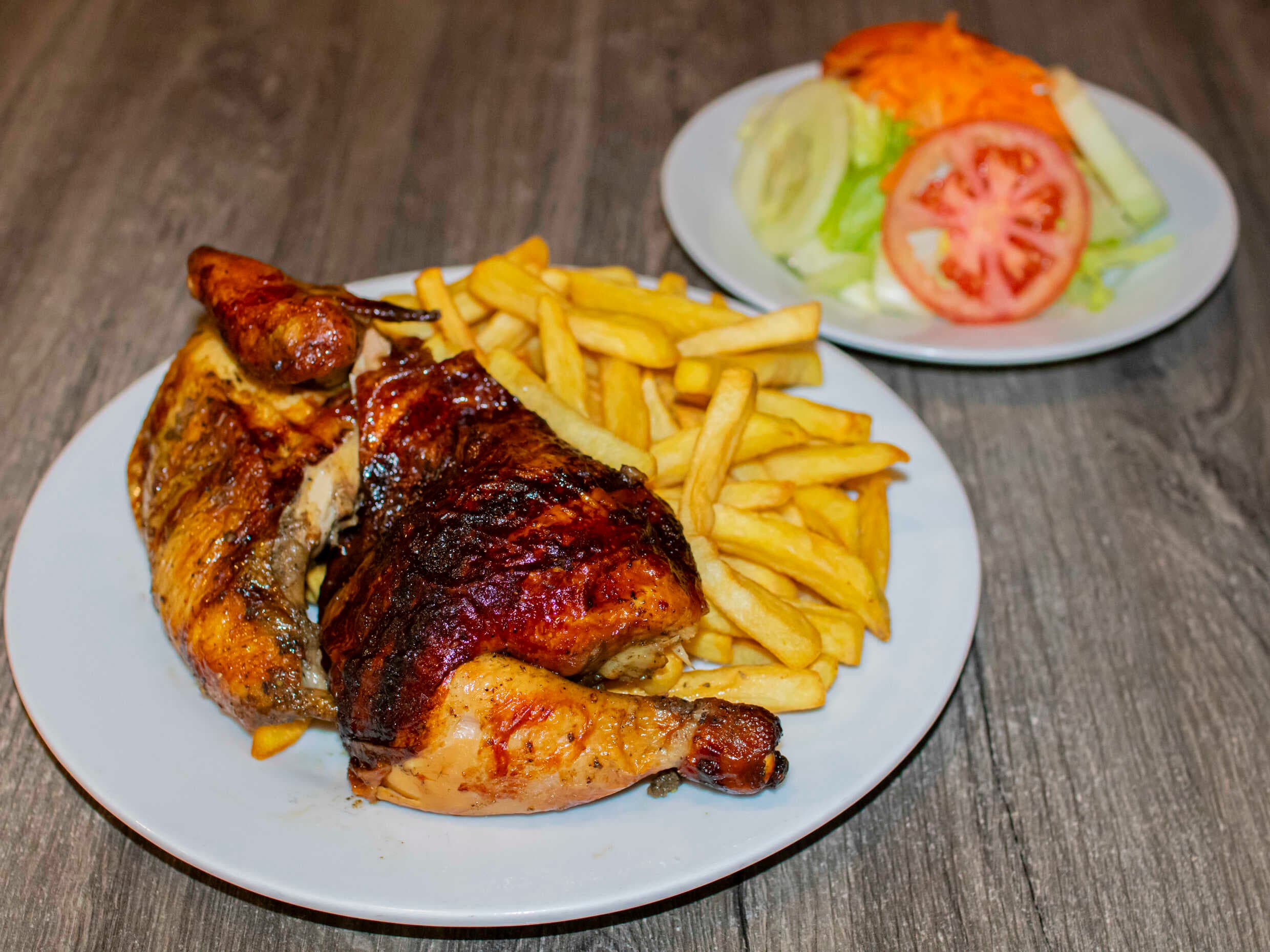 1/2 Pollo a la Brasa con Papas y Ensalada