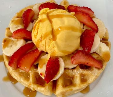 Waffle con Fruta y Nieve