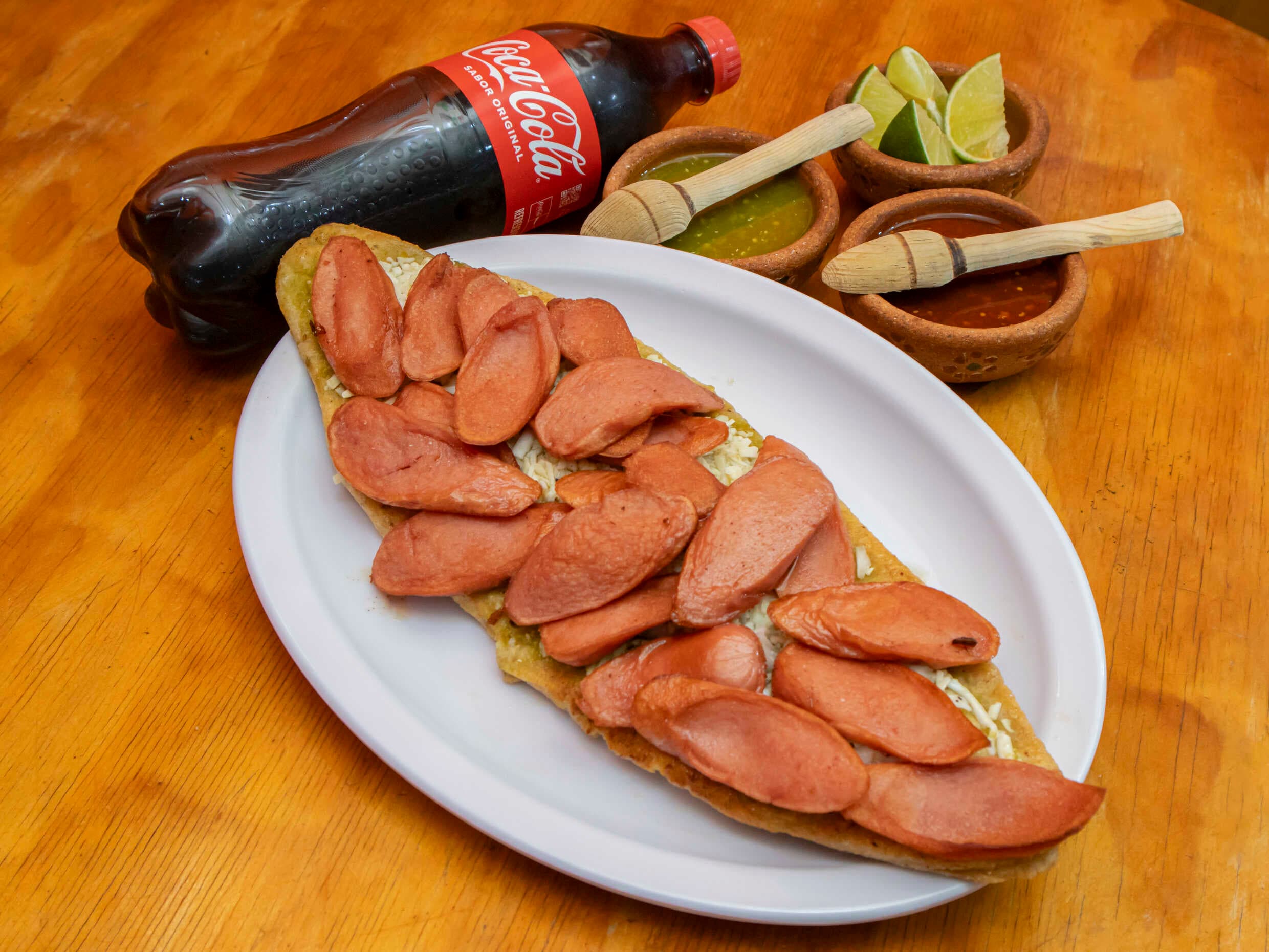 Huarache con Salchicha.