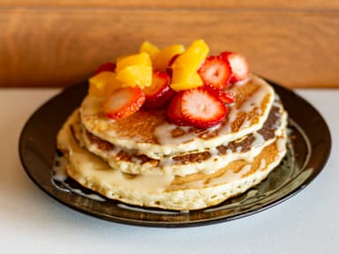 3 Hot Cakes con Fresa y Durazno , Lechera