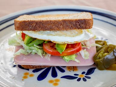 Sándwich Huevo y Jamón