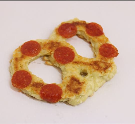 Pretzel de pepperoni