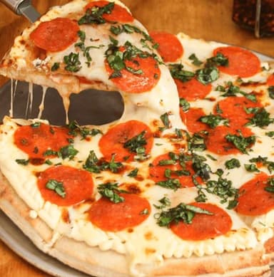 Pizza Pepperoni, Tomate y Albahaca