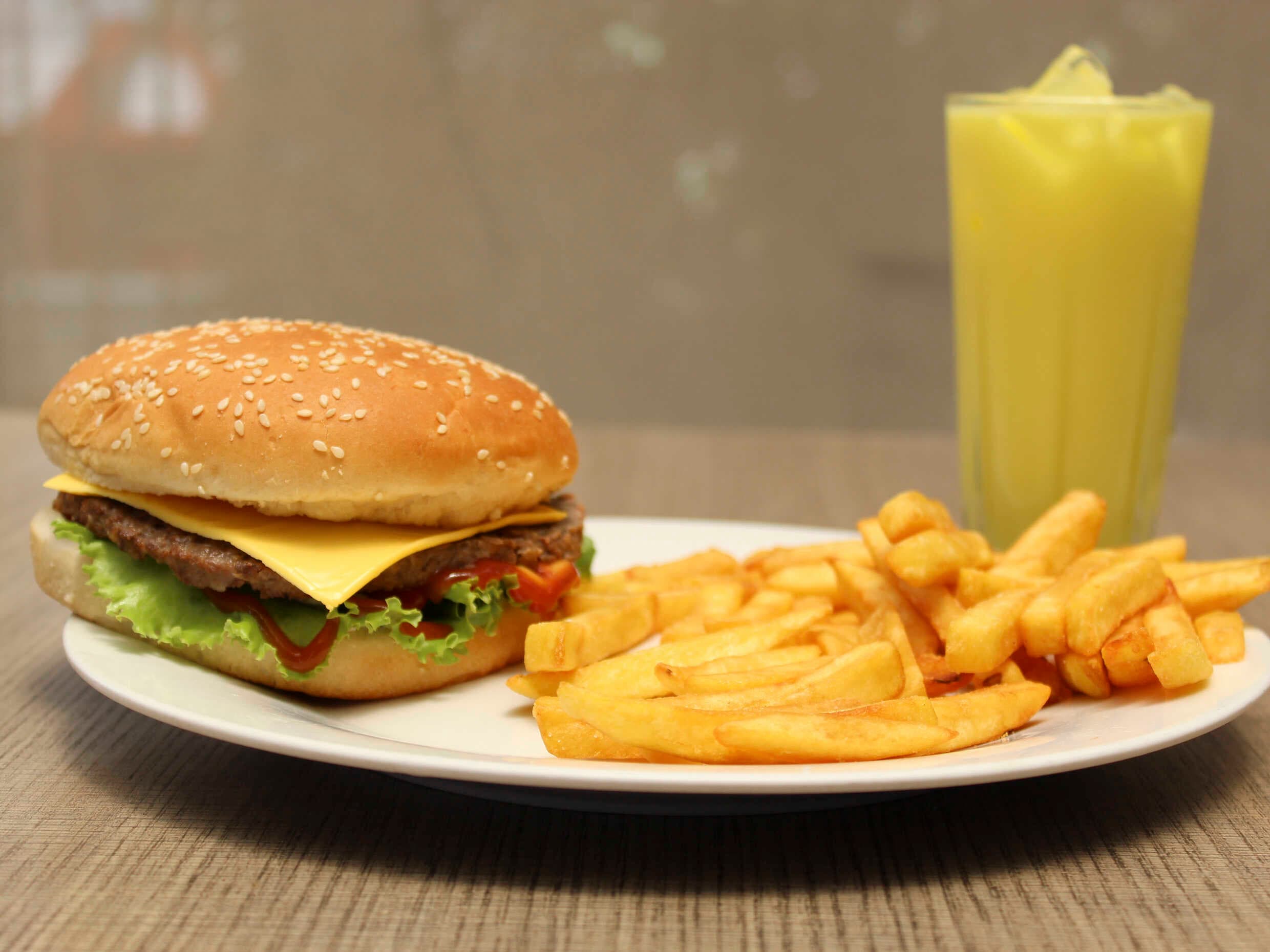Combo Hamburguesa 1/4 Libra con Queso🍔🥤🍟