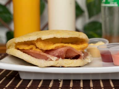 Arepa Queso Jamón y Huevo