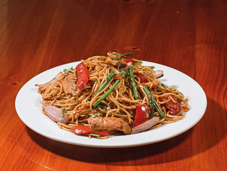 Tallarín Saltado de Pollo en Trozo