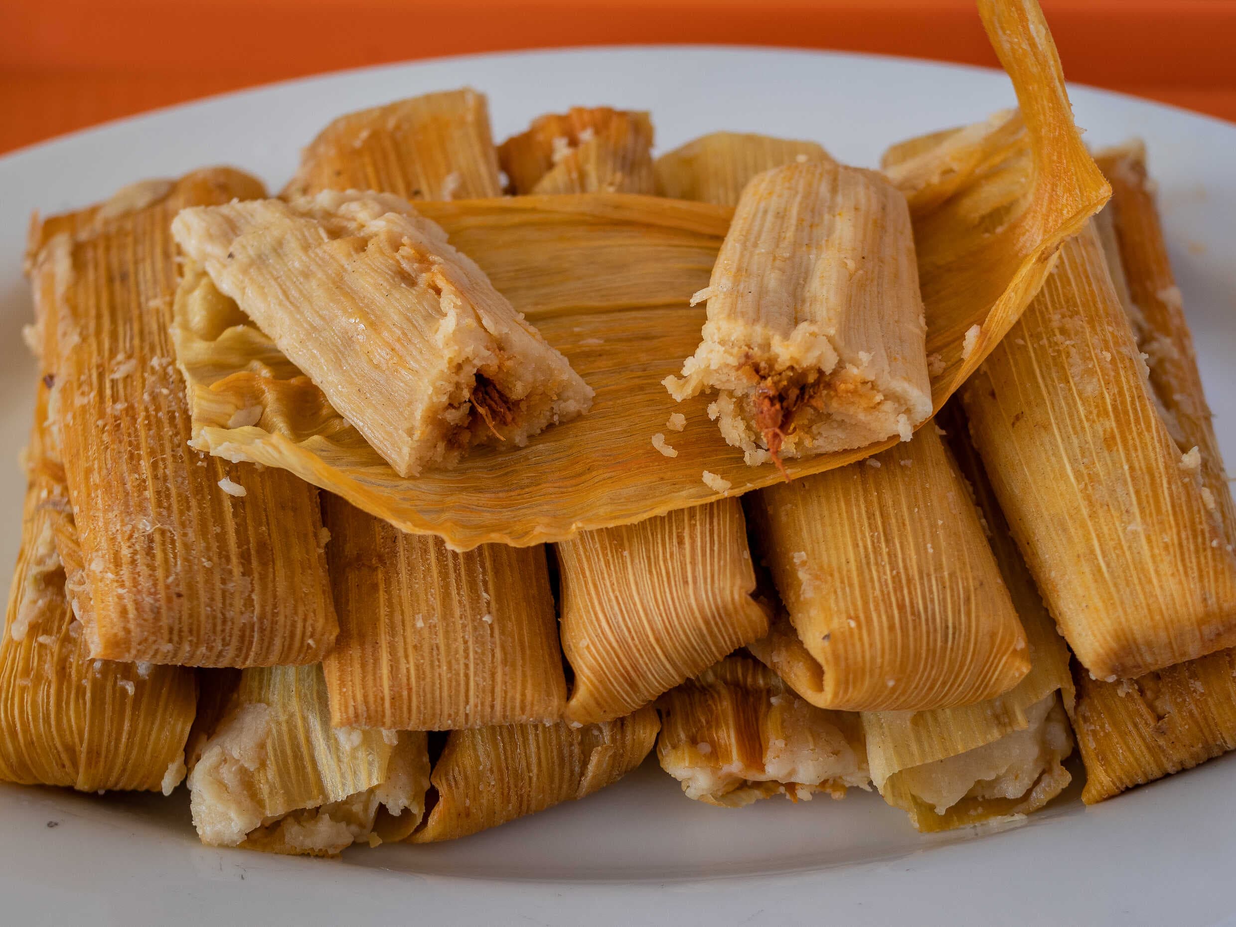 Combo-Docena De Tamales De Pollo En Salsa Roja
