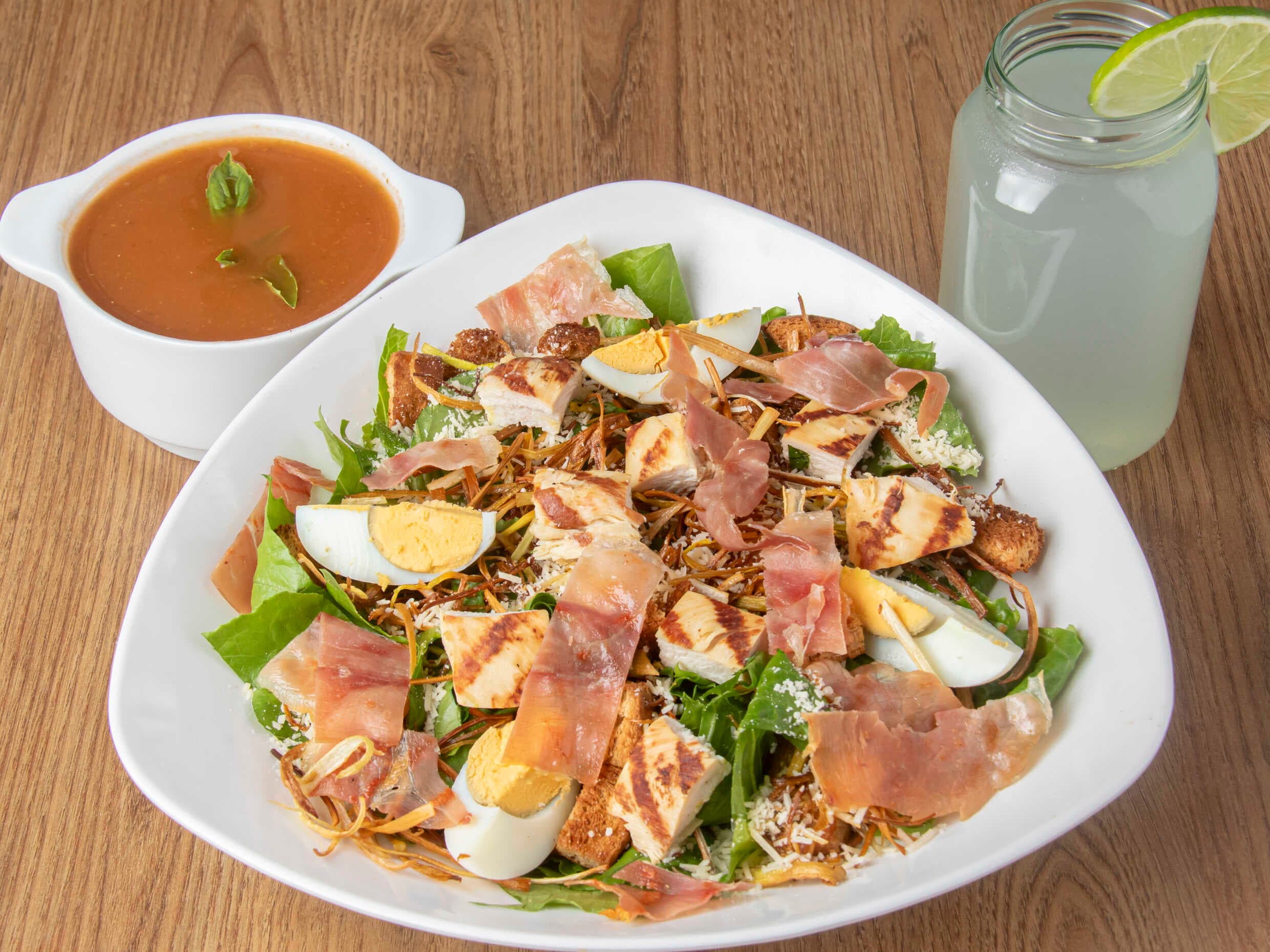 Ensalada Cesar con Sopa y Limonada