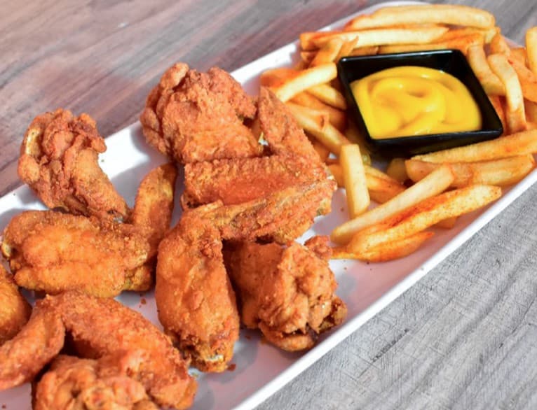 10 Alitas de Pollo  + Papas + Salsa Bufalo
