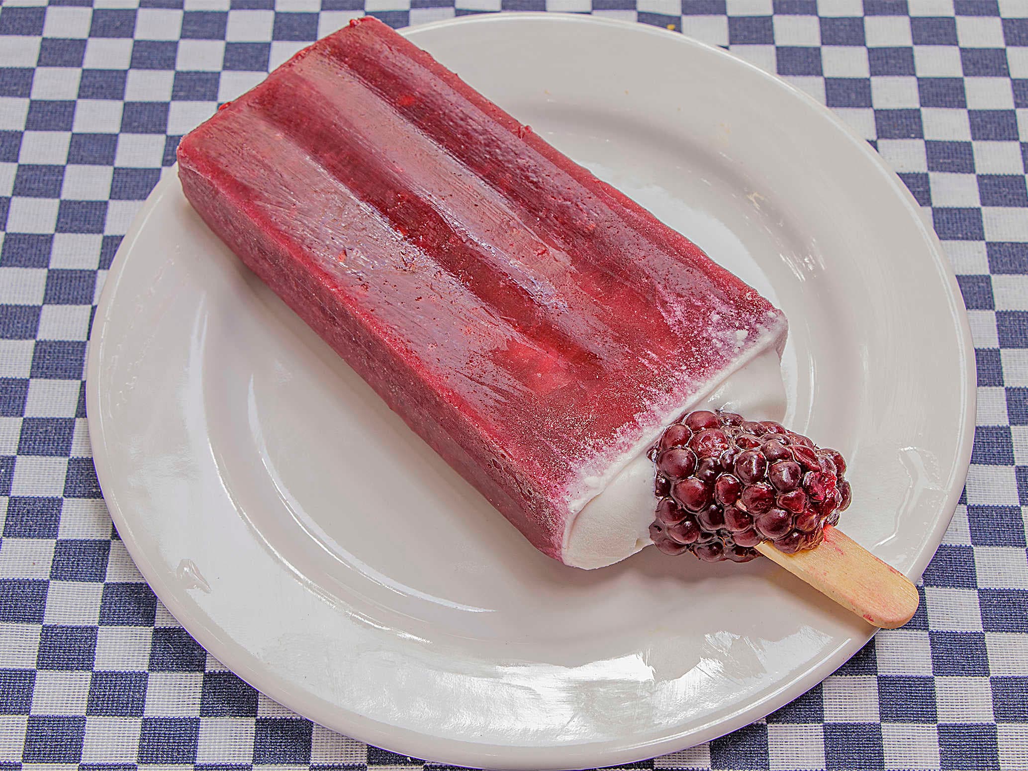 Paleta de Queso con Zarzamora