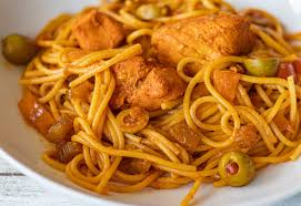 Espaguetis con Pollo en Salsa de Tomate