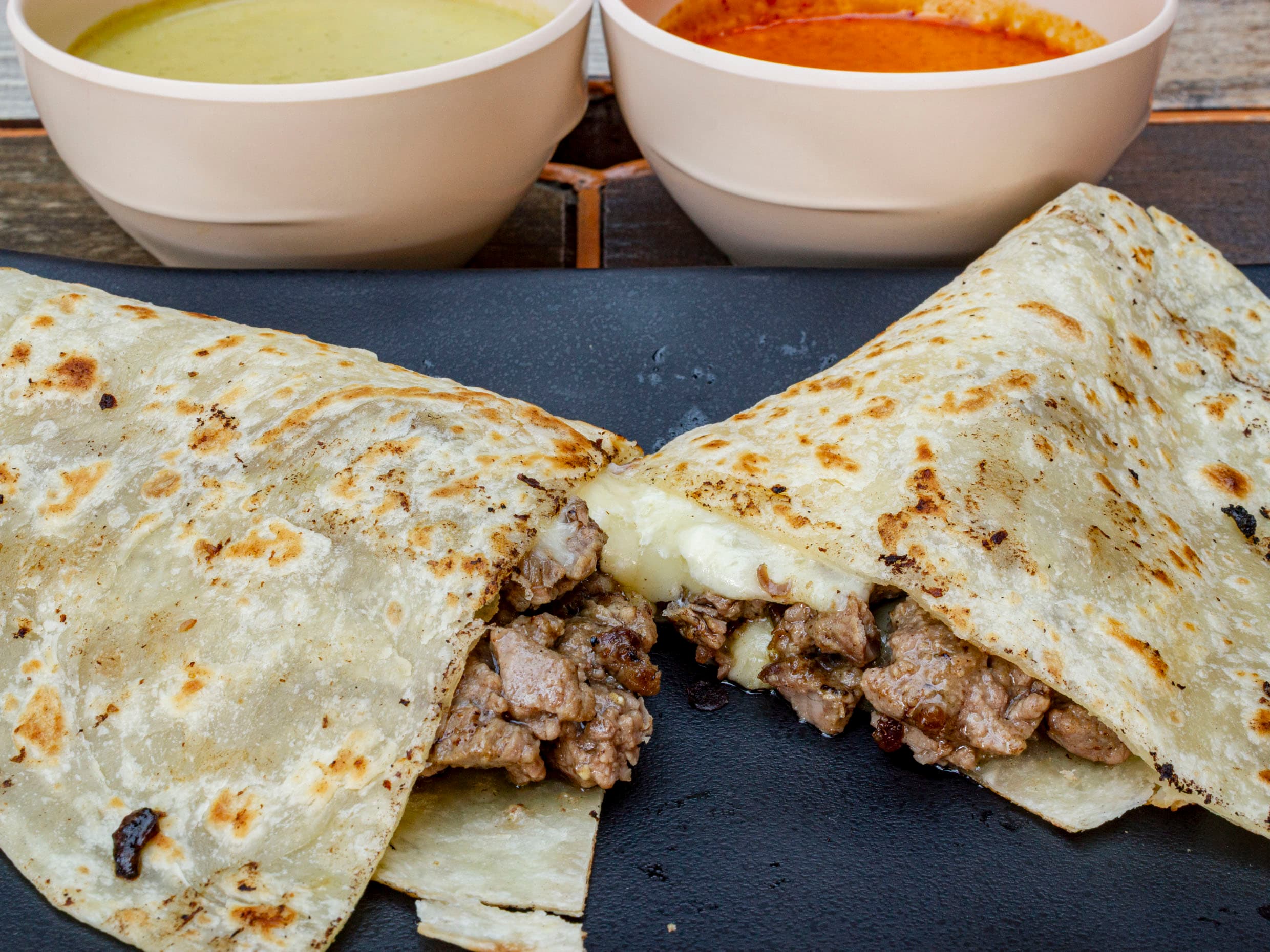 QUESADILLA DE BISTEC + REFRESCO O AGUA DE SABOR