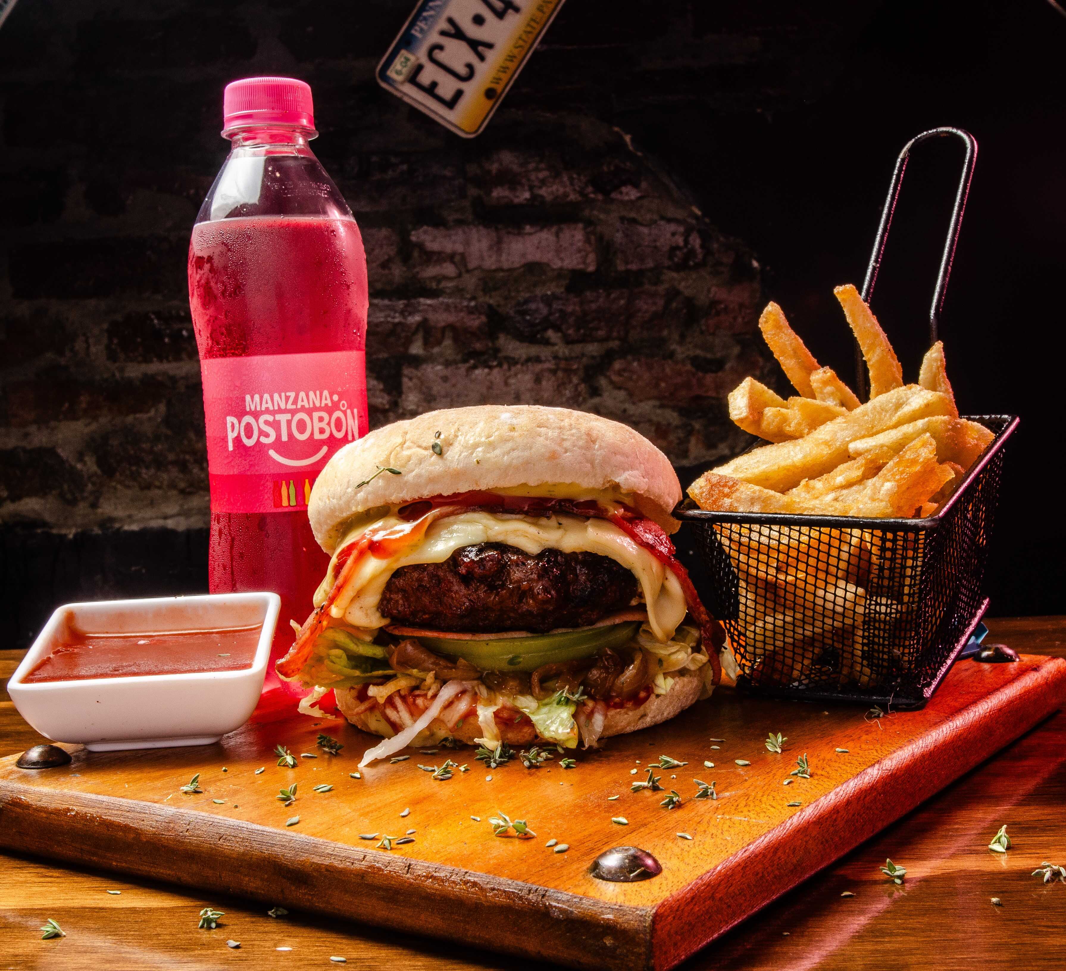 Combo: Burger La Mela, Papas y  Gaseosa 400 Ml