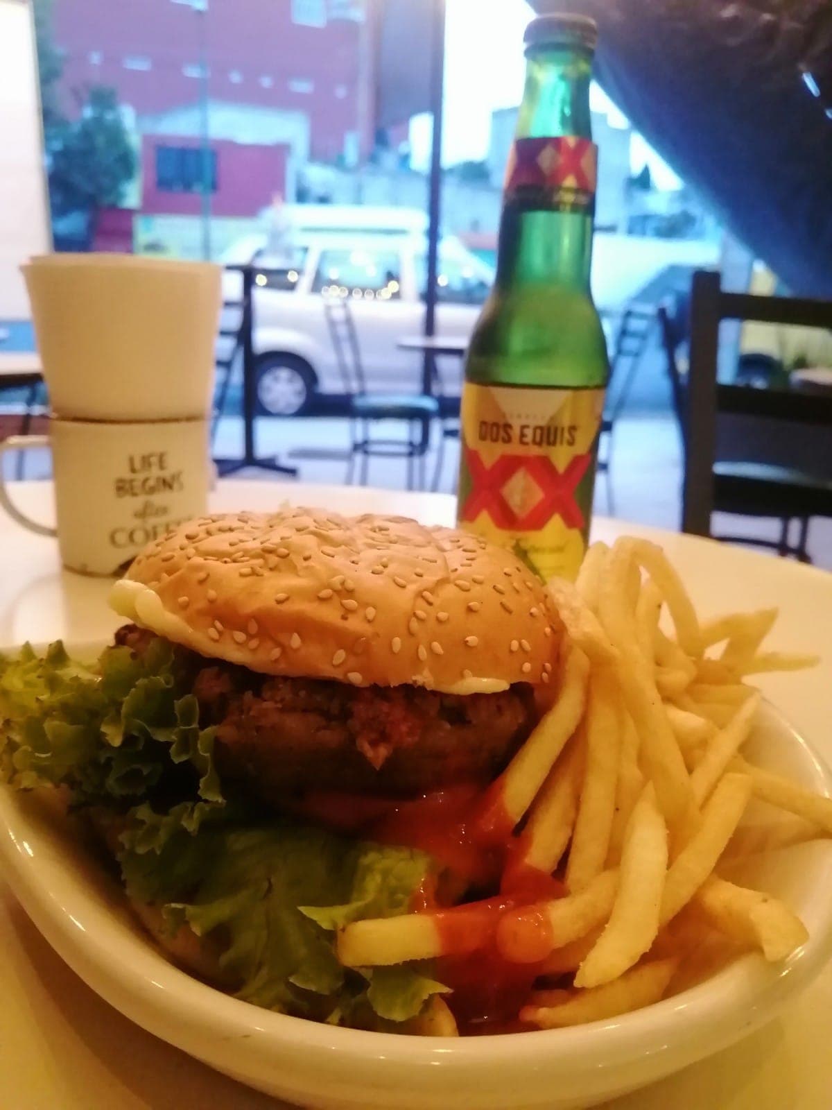 HAMBURGUESA + PAPAS + AGUA DE LIMON