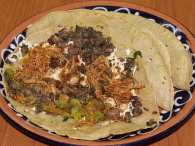 Q'sadillas 2Pollo+2Tlales+2Chorizo+2Quesillo+2Coca