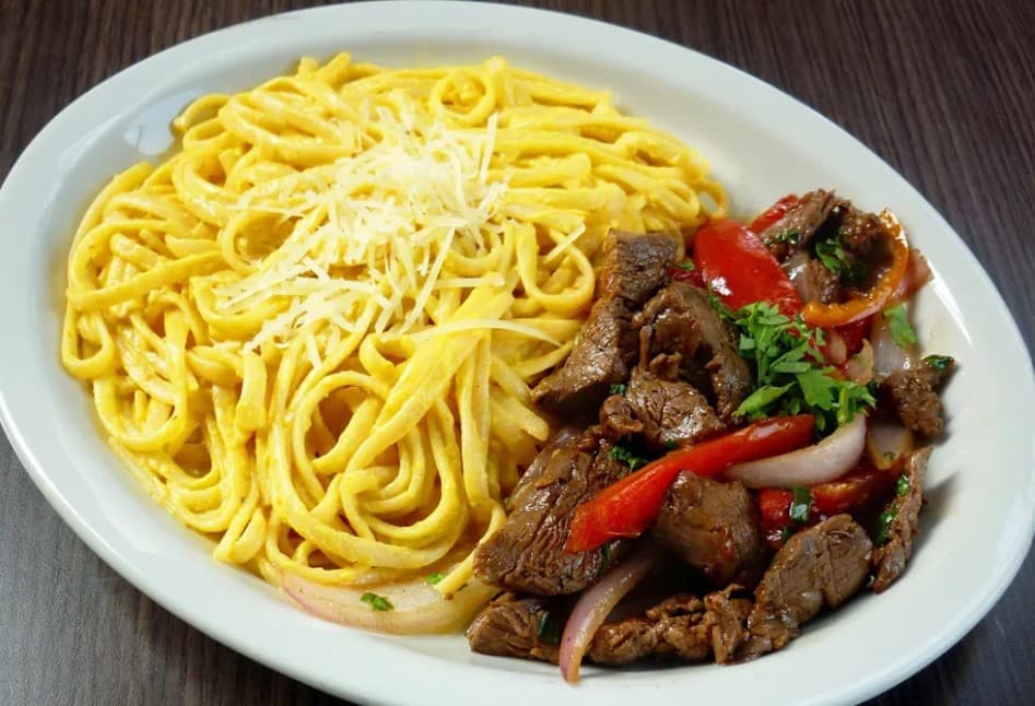 Espagueti A La Huancaína Con Lomo Saltado