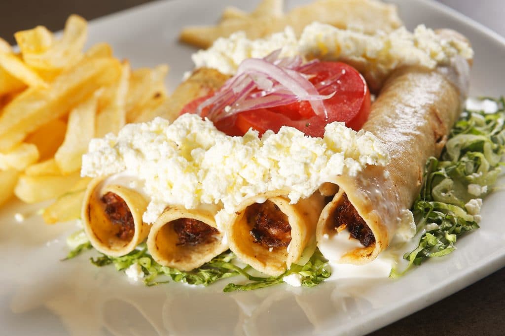 Tacos Dorados de Pollo con Papas