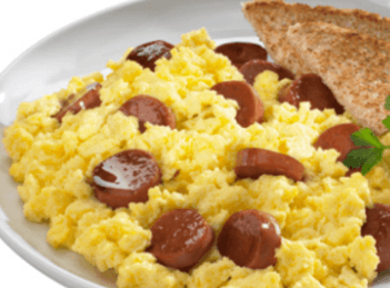 Huevos con salchicha
