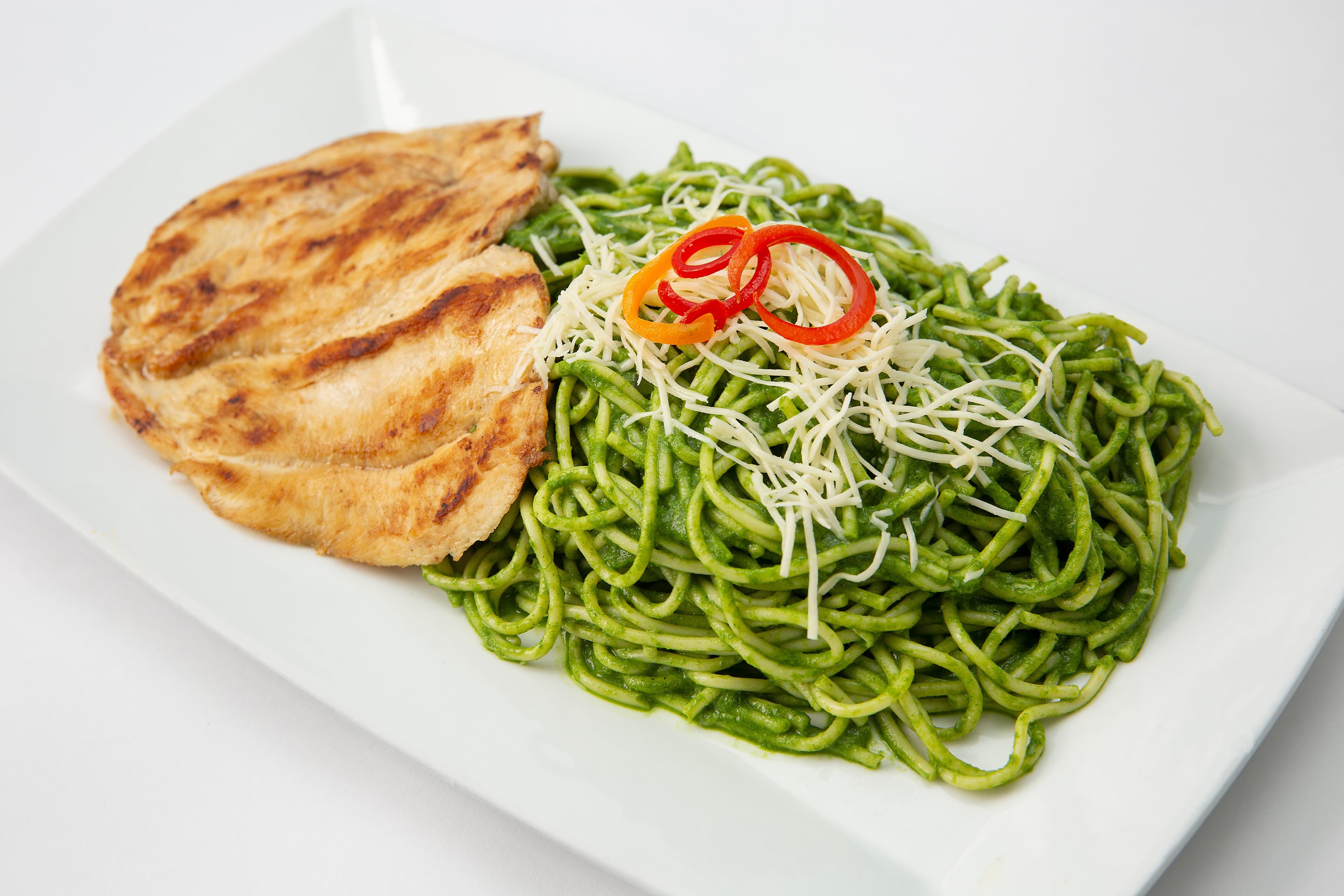 Tallarín Verde con Pollo a la Plancha