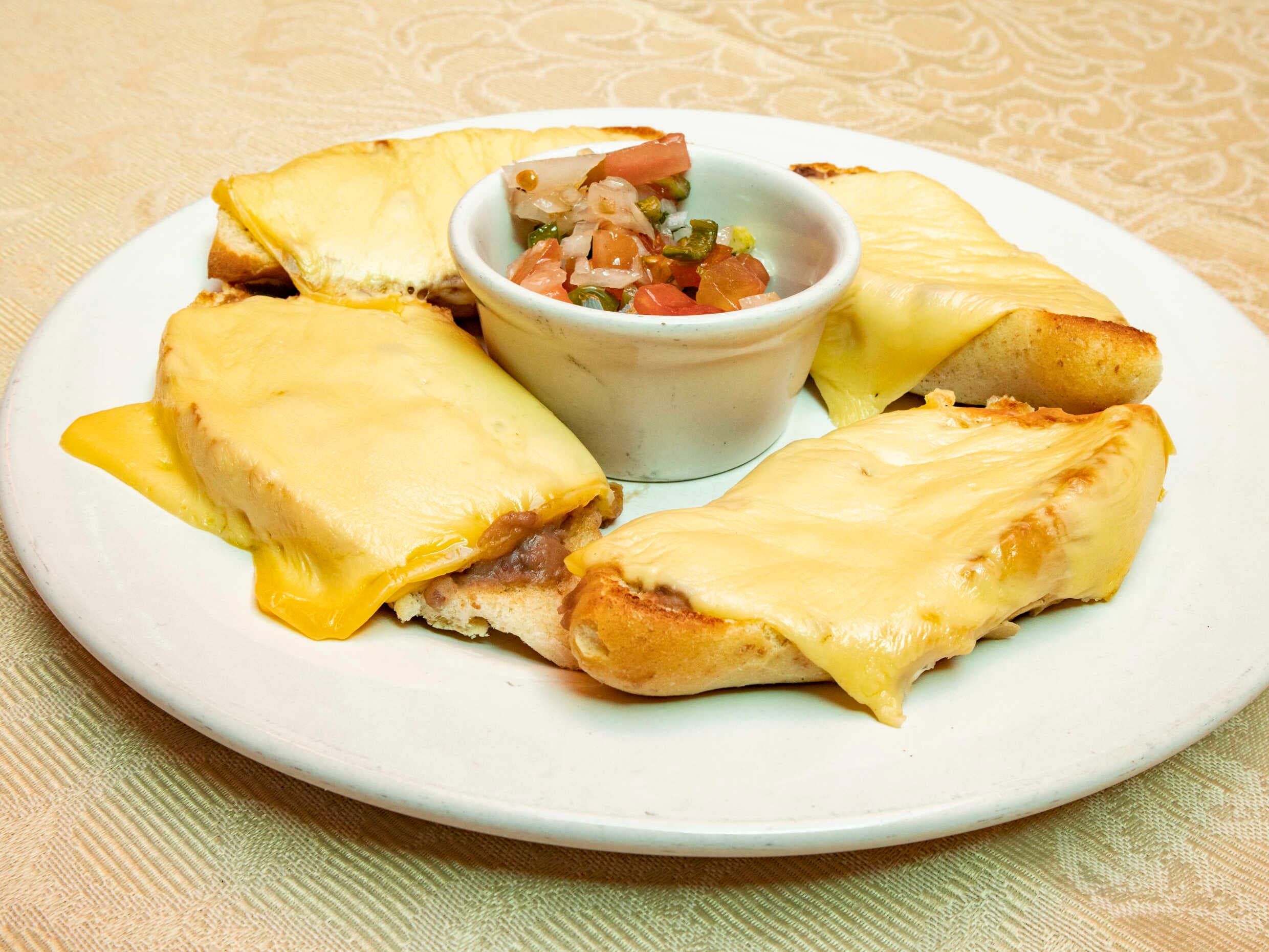 Molletes Tradicionales con Pico de Gallo