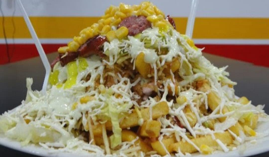 Salchipapa Hawaiana