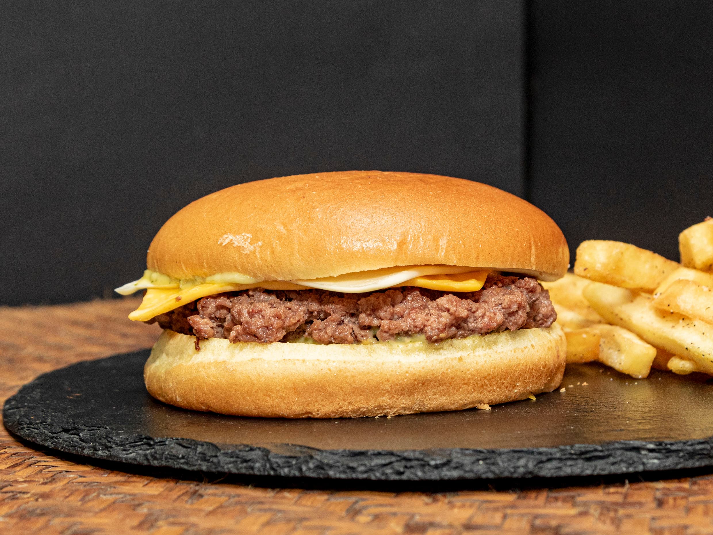 Cheese Jr. con Papas Fritas