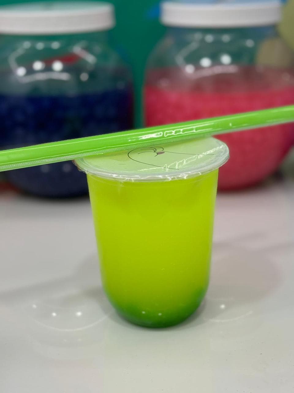 Piña Neón con Perlas Explosivas de Kiwi