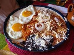 Desayuno Chilaquiles y Quesadilla