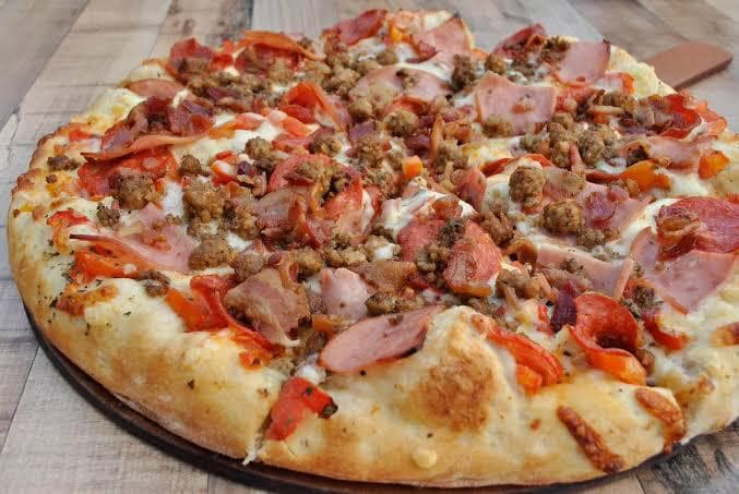 Pizza orilla de queso carnívora