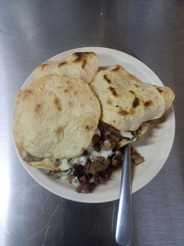 Volcán Suadero con Queso en Tostada