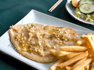 Filete al Ajillo con Ensalada Verde y Papas Fritas