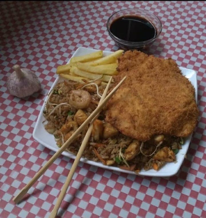 Arroz Chino Personal con Chuleta y Papas